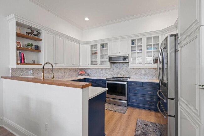 Building Photo - 285 SE 6th Ave