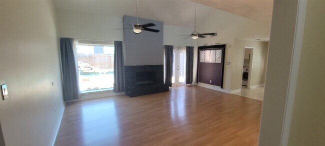 Building Photo - 11302 Meadow Lake Dr