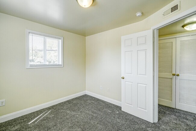 Building Photo - 2104 Phaup St