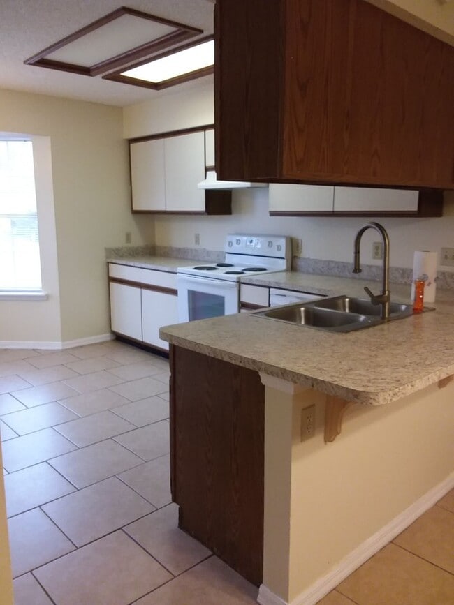 Building Photo - Large 2/2.5 towhome near NAS Jax