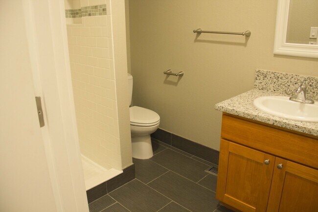 Building Photo - 2bed/2bath, W/D in unit, garage, and all d...