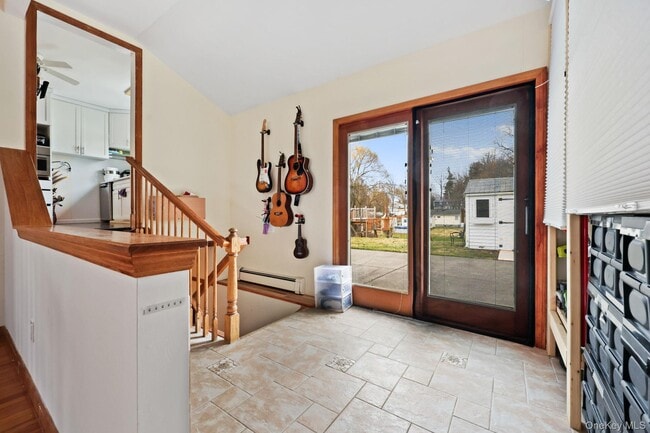 Building Photo - 2881 Meadowcrest Dr