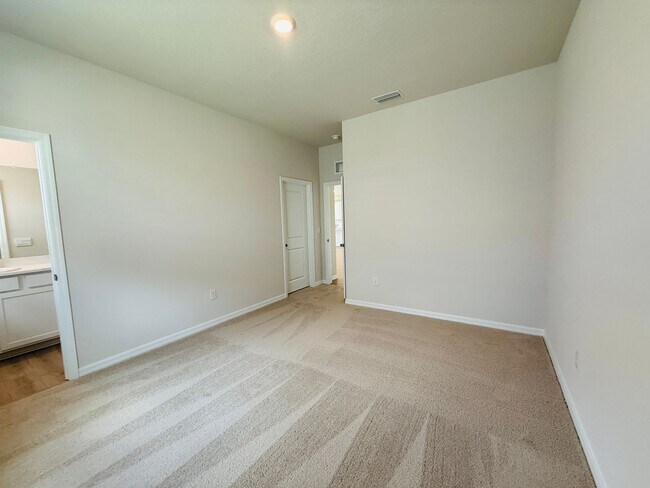 Building Photo - New built 4 bedroom 3 bath 3 car garage in Coddington Subdivision