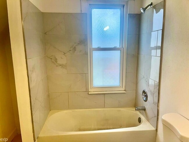 Building Photo - 13 E Glenwood Ave