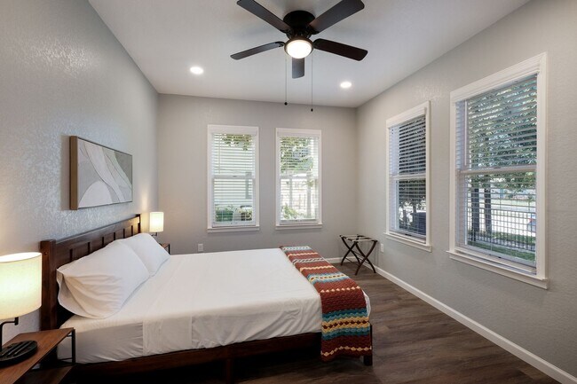 Building Photo - Prime Location! Beautifully Updated 3-Bedroom Duplex Near The Pearl & Downtown