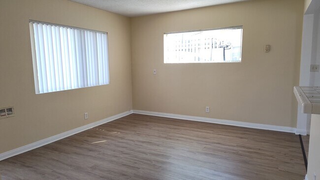 Building Photo - 2 BDRM, 1 BA WITH PRIVATE YARD AND GARAGE!