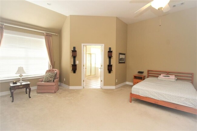 Building Photo - 1060 River Valley Dr