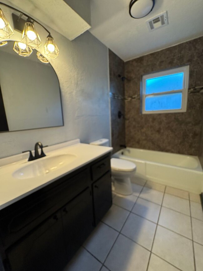 Building Photo - 505 SW 69th- New Year move in special- JAN...