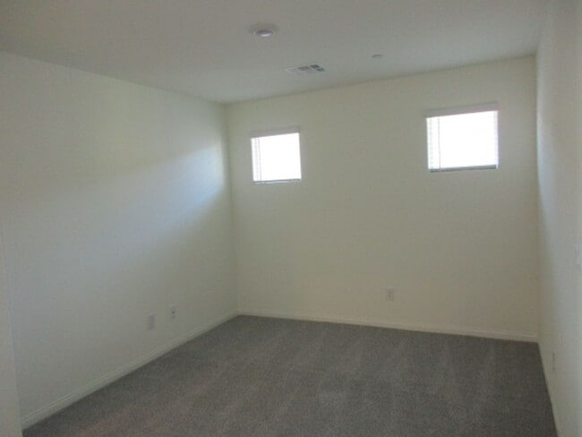 Building Photo - 422 Canary Song Dr