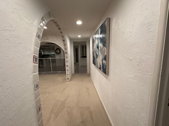 Building Photo - 19 Bronco Dr