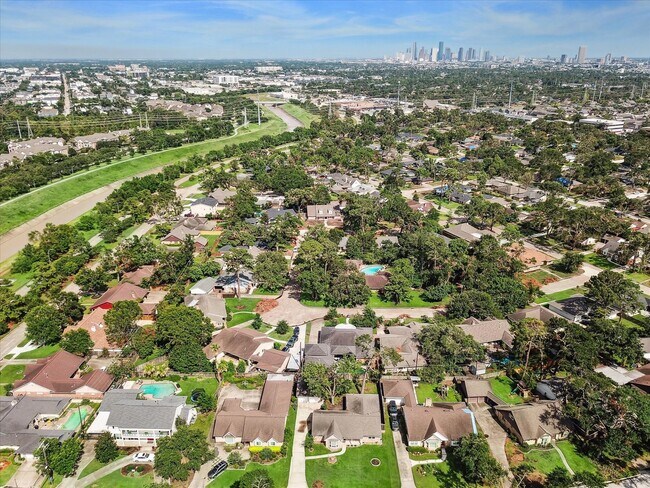 Building Photo - 2034 Millwood Dr