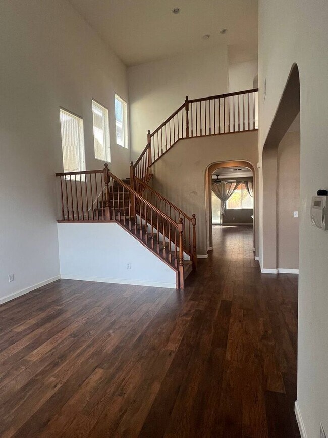 Building Photo - Spacious 4 Bed, 3 Bath Home in Madera – Pe...