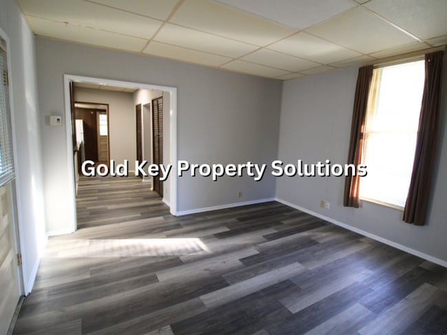Building Photo - Spacious 1 BR 1 BA House with Fenced Backy...