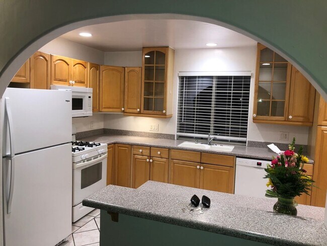 Building Photo - Great Views! Large 5 Bed 2 Bath House with a Quick Walk to Campus!!