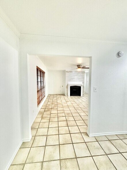 Building Photo - 2123 Mistletoe Ave
