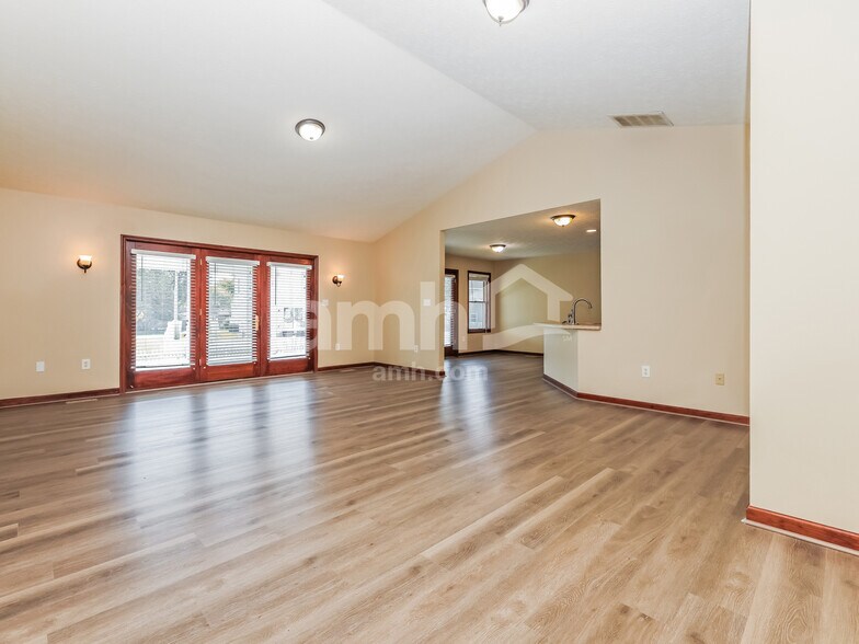 Building Photo - 5692 Cottonwood Ct
