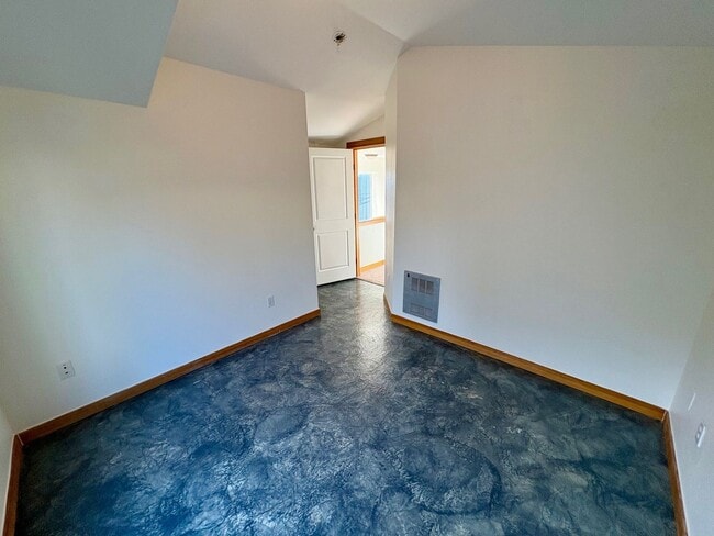 Building Photo - Central District Townhome