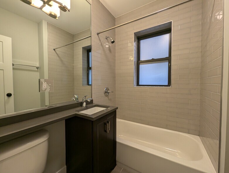 Building Photo - 711 W Brompton Ave