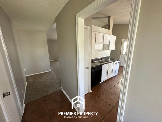 Building Photo - Charming 3BR/2BA Memphis Home w/ Vaulted Ceilings, Fireplace & Fenced Backyard