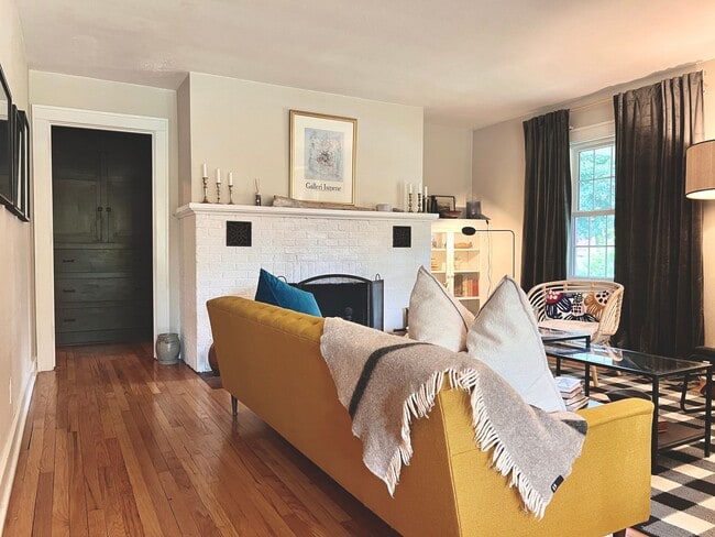 Building Photo - The Ideal TC Downtown Retreat