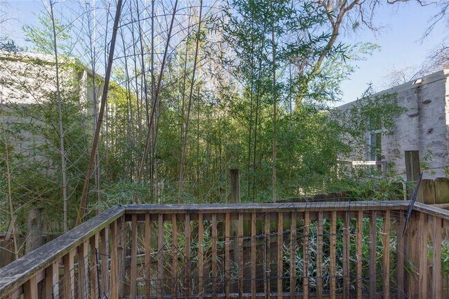 Building Photo - 706 W Lynn St