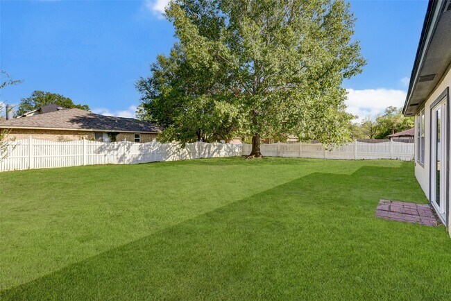 Building Photo - 16813 Glen Eagle Dr N