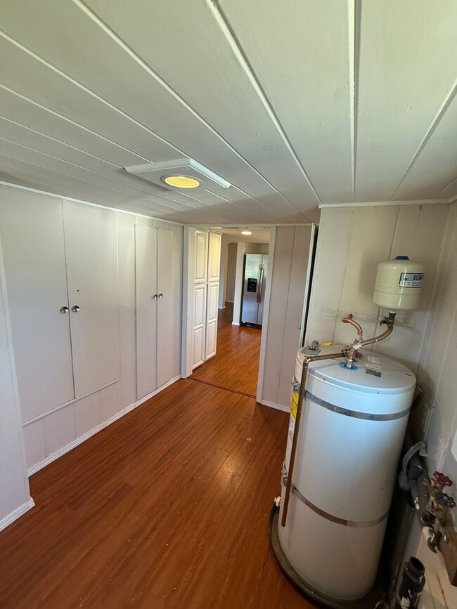 Building Photo - Adorable Renovated Farmhouse!