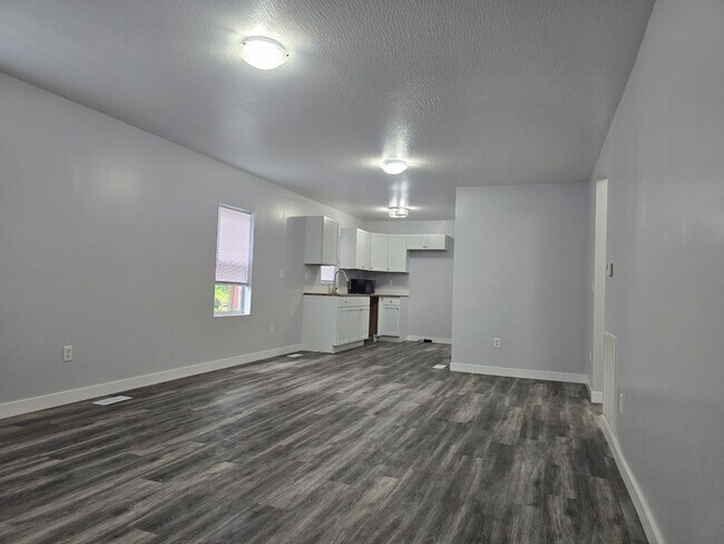 Building Photo - Beautifully Updated 2 bedroom 1 bathroom 7...