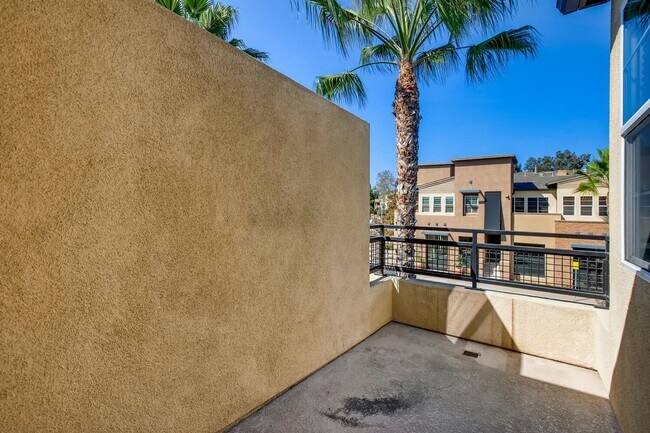 Building Photo - Amazing 2Bd/2Ba Townhouse with 1 car attac...