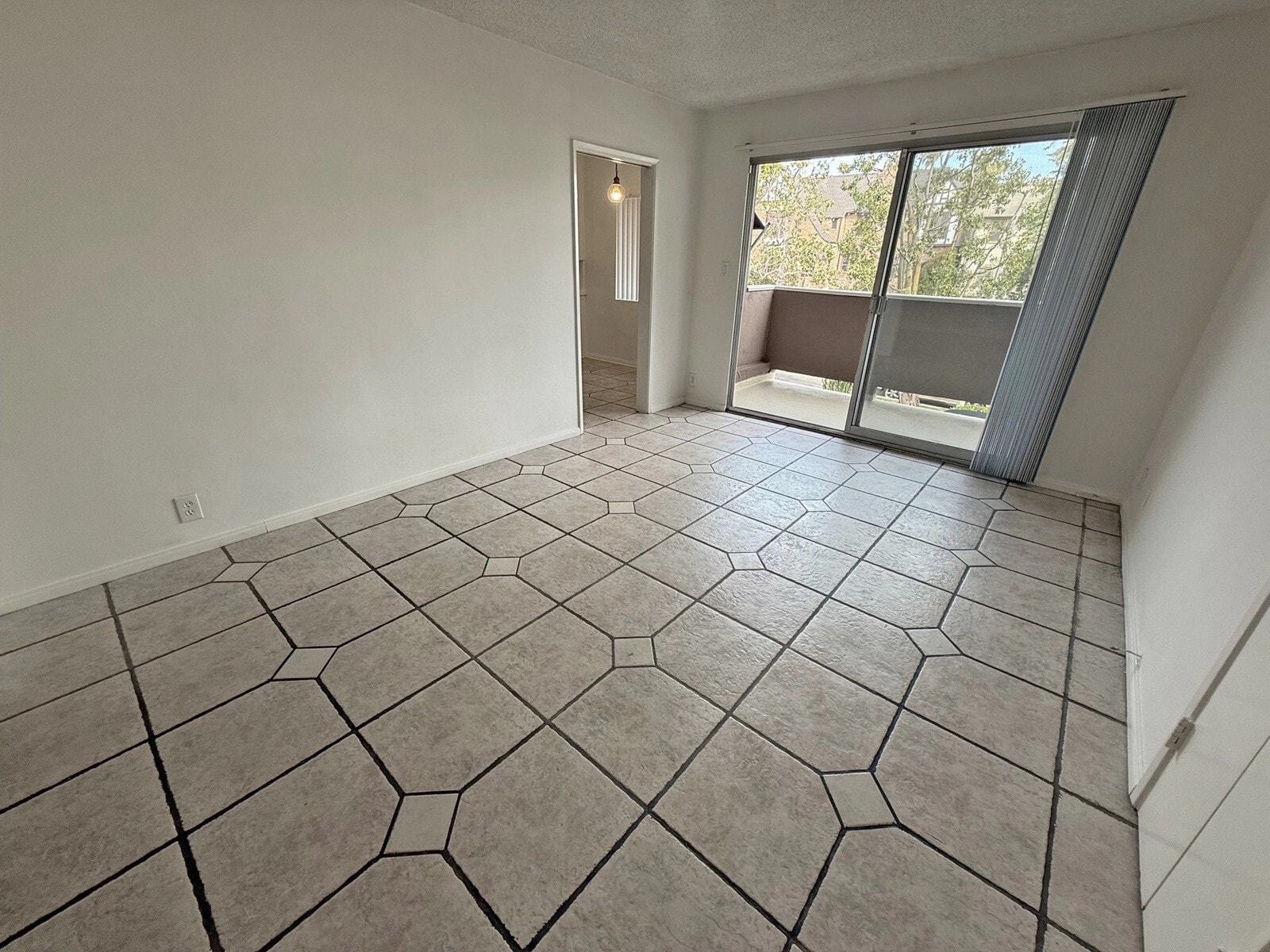 Building Photo - 833 S Plymouth Blvd