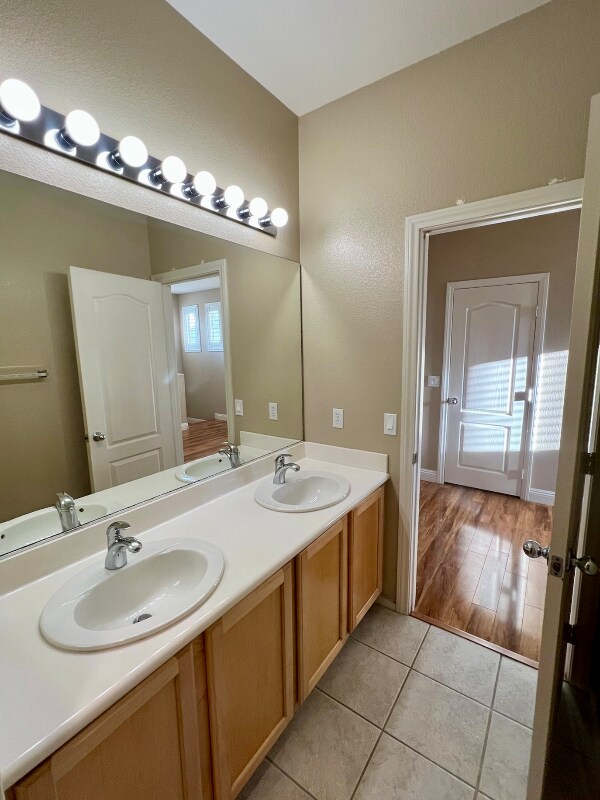 Building Photo - 3942 Villeroy Ave