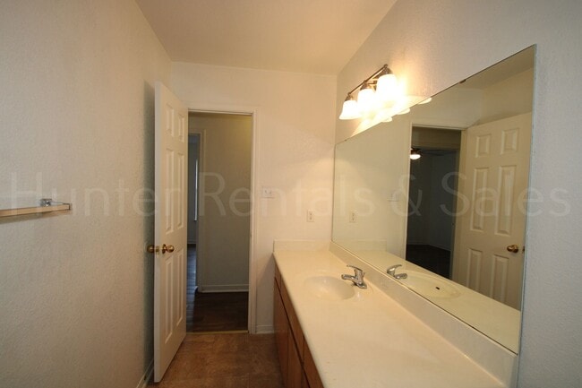 Building Photo - New Fence!