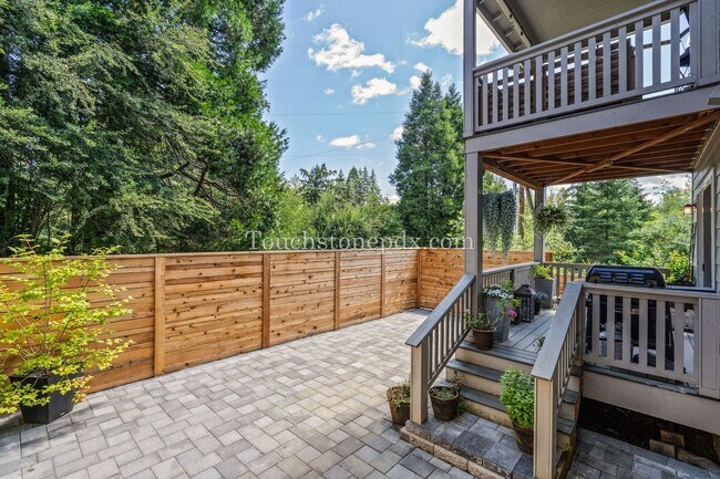 Building Photo - Luxurious 4 Bed/3.5 Bath Residence - Your ...