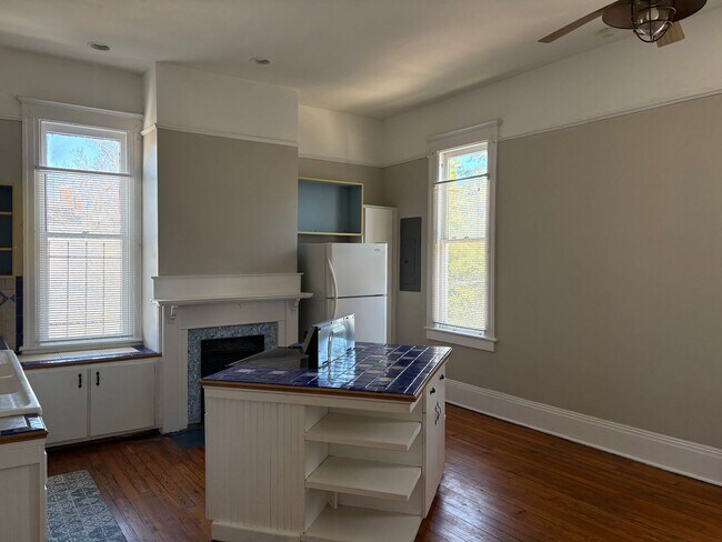Building Photo - Beautiful Downtown Apartment