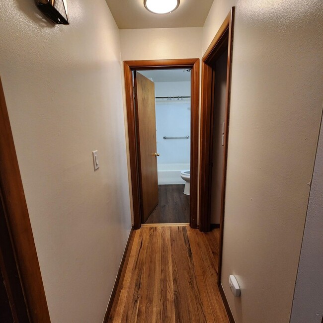 Building Photo - Cozy 1 Bed 1 Bath Duplex with W/S/G includ...