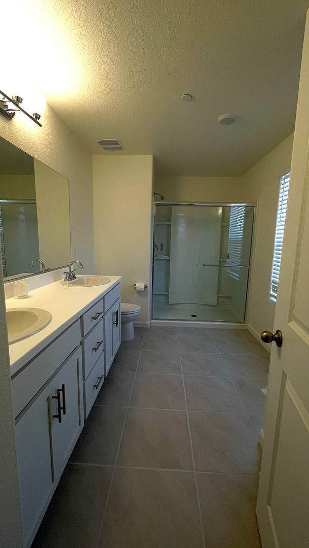 Building Photo - 4 year old 5 bedroom 2.5 bath home