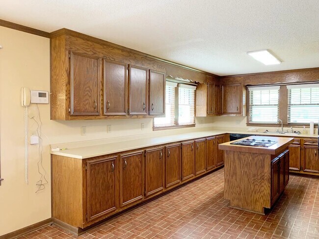 Building Photo - 600 Garrison Rd