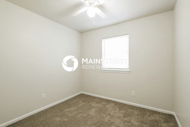 Building Photo - 5 Bedroom Pet-Friendly Home in Louisville, KY with Main Street Renewal