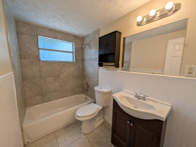 Building Photo - 6617 Lenoir Dr