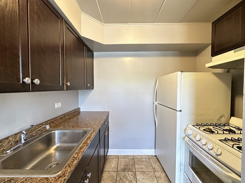 Building Photo - 9610 Ivanhoe Ave