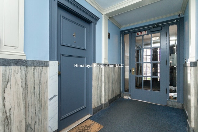 Building Photo - 448 Park Dr