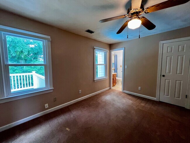 Building Photo - Large 6 bedroom home with Pool in Virginia Beach