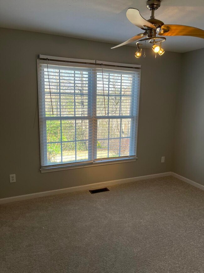 Building Photo - 250 Windwood Dr