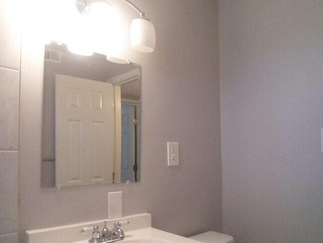 Building Photo - Modern Two Bedroom + Den Condo! Minutes to Congress Heights Metro!