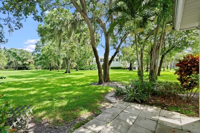 Building Photo - 2700 Creekside Dr