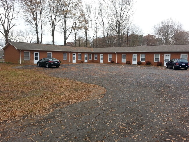 Building Photo - Updated One Bedroom Apartment in Matthews- July Free