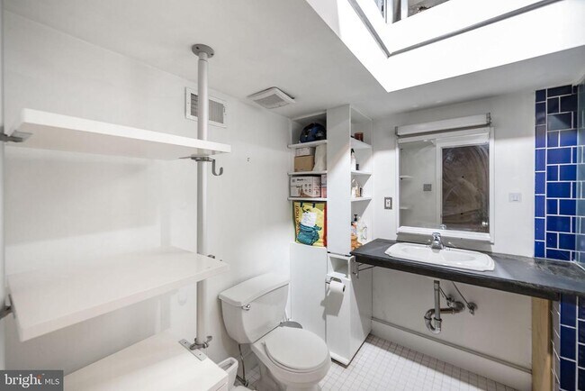 Building Photo - 144-50 W Laurel St