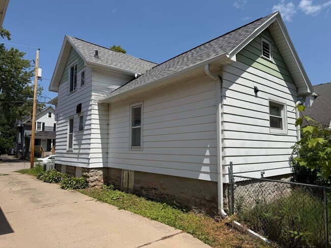 Building Photo - 333 Saratoga Ave