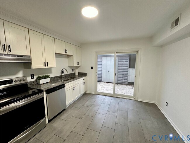 Building Photo - 70 Summer E