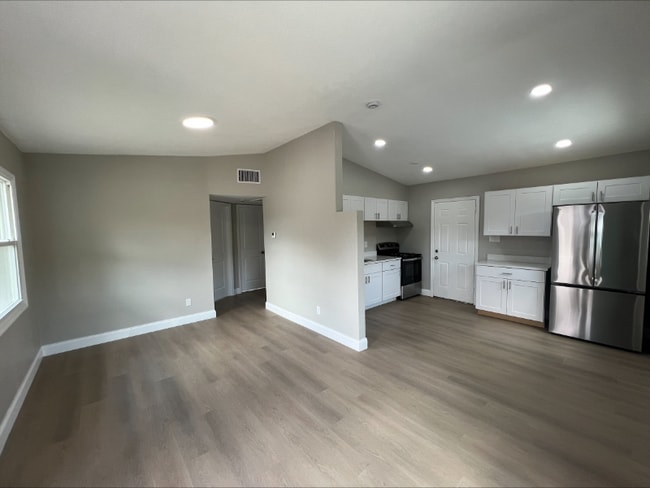 Building Photo - 3235 Oakley Ave S